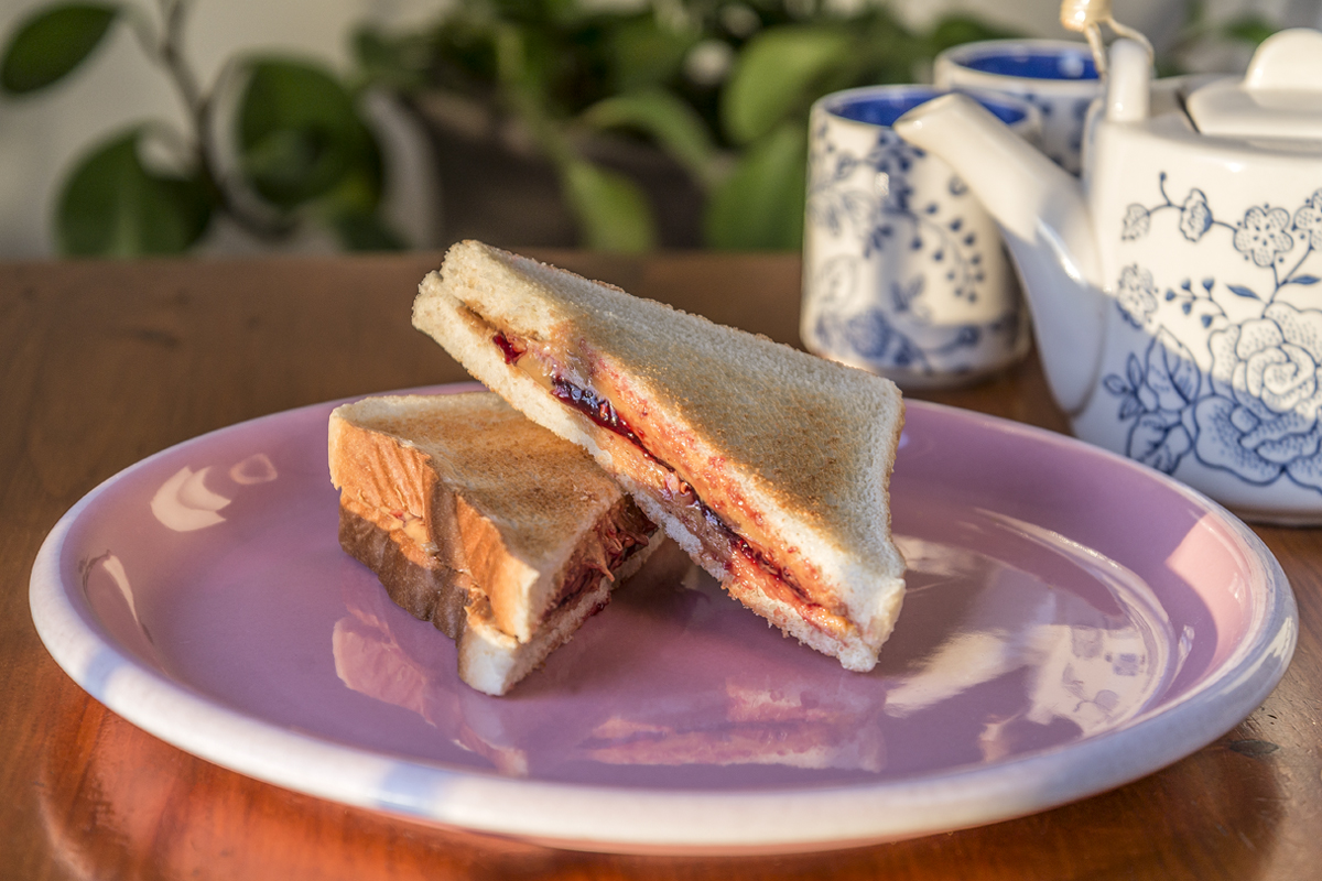 “How to Make the Perfect Peanut Butter and Jelly Sandwich [3-Minute Recipe]”
